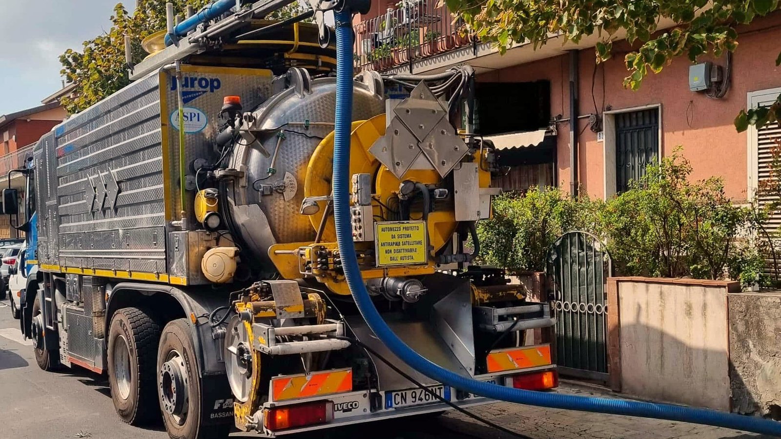 Autocarro per autospurgo al lavoro in una strada della provincia di Como